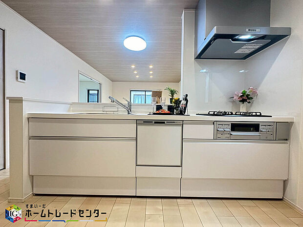 【キッチン】お洒落で清潔感のある対面キッチン♪対面式キッチンは家族との大事なコミュニケーションも取りやすく自然と会話が増えるような設計となっています。床下の収納スペースもちょっとした物を収納できるので嬉しい魅力♪