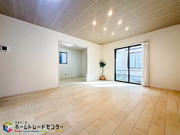 【リビング】広々としたリビングは南側に設けた掃き出し窓からたくさんの陽光を取り入れてくれます。家族が集まる空間ですからやはり明るさと、暖かさは大切です。広さがありますので家具の配置に悩まなくて済むのも良いです。