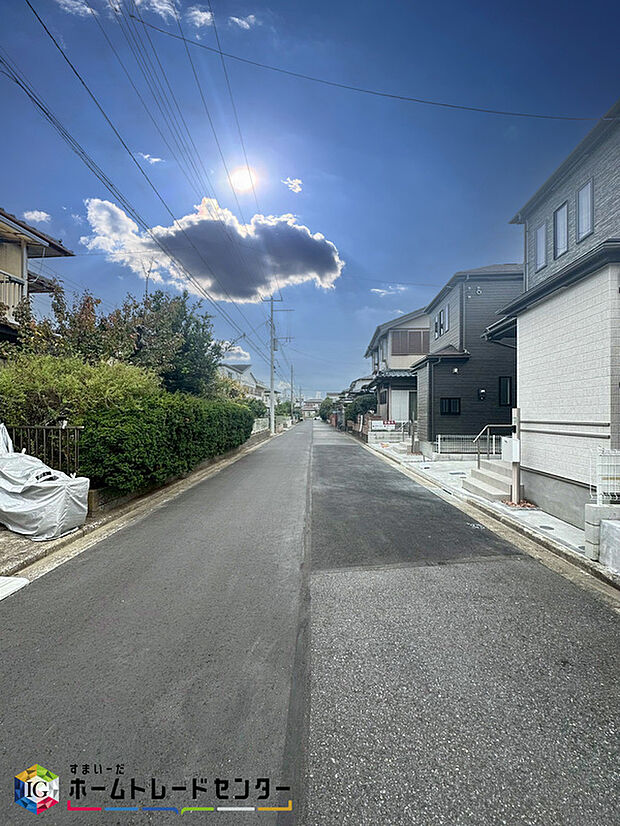 【前面道路含む現地写真】閑静な住宅地で子育て家族にピッタリ。毎日のお散歩も快適な緑に恵まれたエリアで、自然に包まれた穏やかな暮らしを実現するための、ゆとりある住環境が整っています。緑の潤いを感じながらホッと生活できそう。