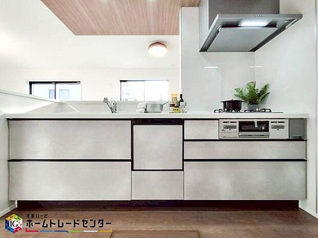 【キッチン】フルオープンの対面キッチンからは和室で遊んでいるお子様まで目が届きます♪広いキッチンはお子様とのお料理も楽しめますね♪また、リビングに居るご家族ともスムーズな会話ができますので家族の絆も深まりますね♪