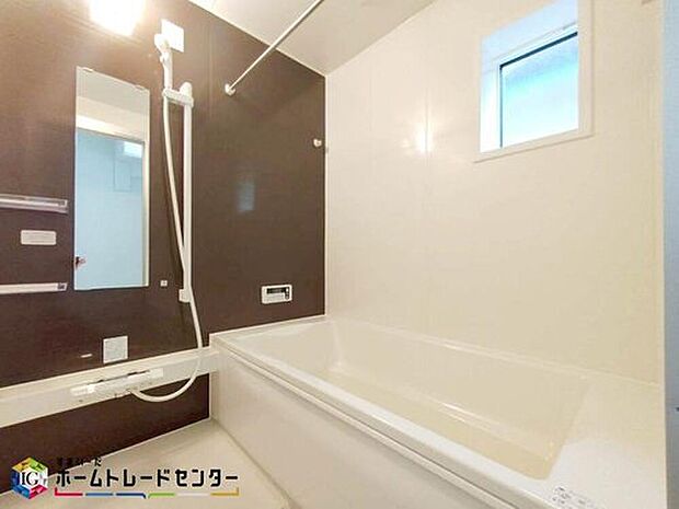 【浴室】１坪タイプの大きなお風呂で、小さなお子様とご一緒に足を伸ばして入浴いただける広さです！ 浴槽も大きなサイズで腰掛けあるので半身浴も楽しめます。一日の疲れをゆっくりとお風呂の中で癒してください♪

