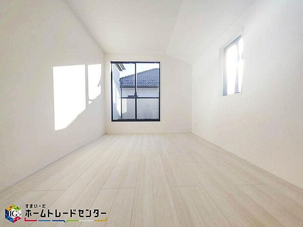 【リビング以外の居室】お子様の成長と共に必要になる子供部屋。勉強机・ベッドを配置しても十分な広さがあるのは戸建てならでは。お子様のお友達を招いたりプライバシーも確保できる子供部屋はお子様の自立心も芽生えます♪