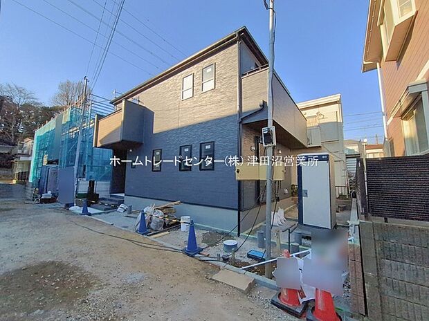 【前面道路含む現地写真】四季を通じて自然と触れ合えるスポットが周辺には盛りだくさん！お散歩やジョギング、週末のご家族での遊びに最適です。目の前に広がる開放感とゆとり、暮らしの夢を育む理想の住まいがここにはあります。