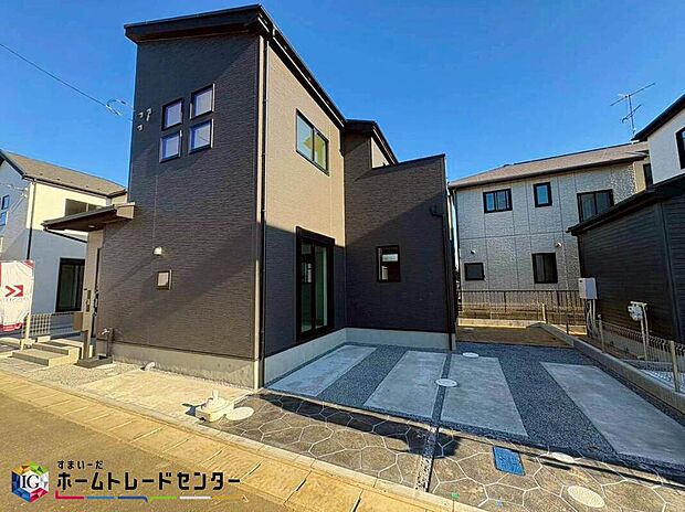 【前面道路含む現地写真】美しい緑と良好な住環境が守られてきたこの街に、新築戸建てが誕生致しました。穏やかな空気の流れる落ち着いた住環境です。ぜひ、現地へ足をお運びいただき実際の環境・陽当たりをご確認下さいませ♪