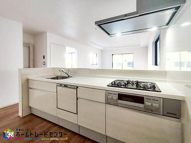 【キッチン】お洒落で清潔感のある対面キッチン♪対面式キッチンは家族との大事なコミュニケーションも取りやすく自然と会話が増えるような設計となっています。床下の収納スペースもちょっとした物を収納できるので嬉しい魅力♪