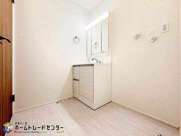 【洗面台・洗面所】ゆとりの洗面スペースで朝の身支度も快適スムーズに。3面鏡で髪のセットやお化粧もストレスなくこなせ、朝から気分良く通勤通学に向かえそうですね!鏡の裏にはたっぷりと収納スペースを標準装備!