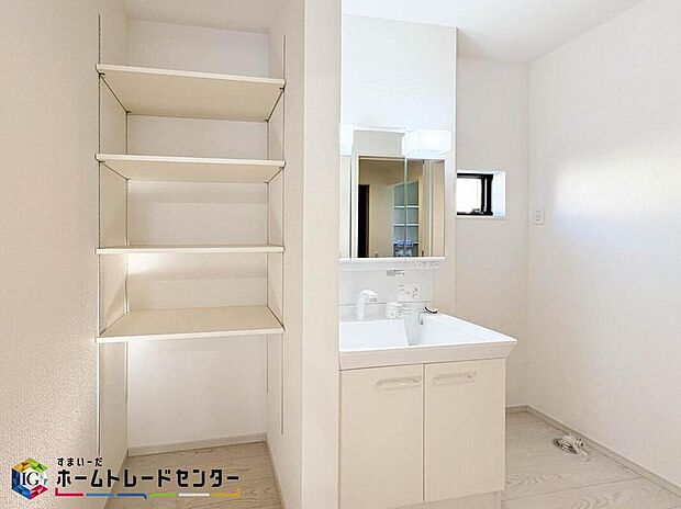 【洗面台・洗面所】サニタリー収納付♪毎日使う洗濯洗剤やタオルなどサッと取り出せるのが嬉しいポイント♪壁面に埋め込み式の収納で頻繁に使用するものを適材適所でコンパクトに分けて収納しておくと、動線もシンプルに♪