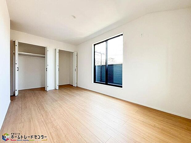 【リビング以外の居室】マンションと違い部屋数が多いのが戸建てのメリットです。ご家族が増えたことで手狭に感じていた住まいも戸建てでは各居室プライバシーを保つことができます。住まいにゆとりが生まれ心もリラックスできます♪