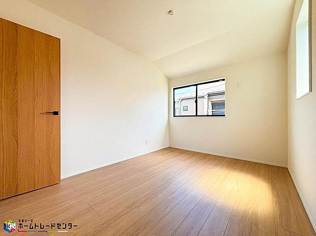 【リビング以外の居室】お子様の自立性を与えてあげられる子供部屋はお子様にとって大変重な役割があります。子供一人で過ごす空間を与えることで、宿題や勉強時間も自然と増えまた自ら部屋の片付けや掃除なども促すことに繋がります。