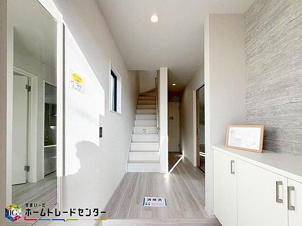 【玄関】散らかりがちな玄関もスッキリと保てる玄関収納は、家の中に入る時一番最初に目に付く場所だからこだわりたいですよね！木目調の落ち着いた雰囲気の色目が、お部屋の雰囲気をそのまま表している家の顔です。