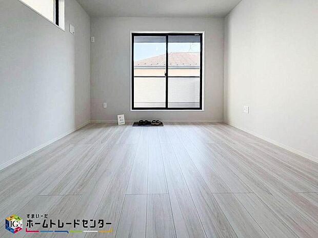 【リビング以外の居室】お子様の成長と共に必要になる子供部屋。勉強机・ベッドを配置しても十分な広さがあるのは戸建てならでは。お子様のお友達を招いたりプライバシーも確保できる子供部屋はお子様の自立心も芽生えます♪