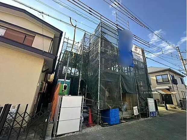【前面道路含む現地写真】閑静な住宅地で子育て家族にピッタリ。毎日のお散歩も快適な緑に恵まれたエリアで、自然に包まれた穏やかな暮らしを実現するための、ゆとりある住環境が整っています。緑の潤いを感じながらホッと生活できそう。