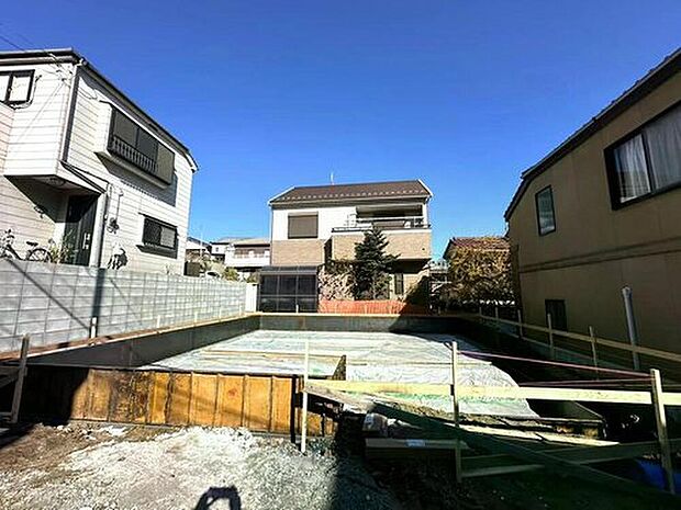 【現地外観写真】美しい緑と良好な住環境が守られてきたこの街に、新築戸建てが誕生いたしました。穏やかな空気の流れる落ち着いた住環境です。ぜひ、現地へ足をお運びいただき実際の環境・陽当たりをご確認下さいませ♪