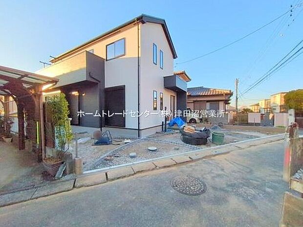 【現地外観写真】美しい緑と良好な住環境が守られてきたこの街に、新築戸建てが誕生致しました。穏やかな空気の流れる落ち着いた住環境です。ぜひ、現地へ足をお運びいただき実際の環境・陽当たりをご確認下さいませ♪

