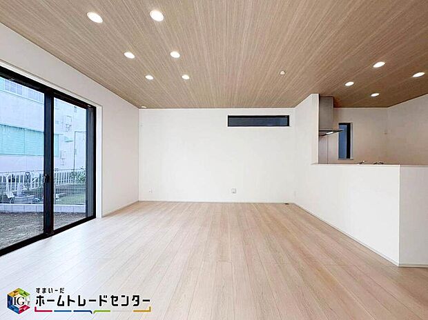 【リビング】南向きのLDKは採光も明るく風通し共に良好です。対面キッチンからはLDが見渡せるのでお子様が遊んでいる様子を見守りながら料理できます。また会話をしながらの調理も可能ですので家族との交流も深まりますね♪