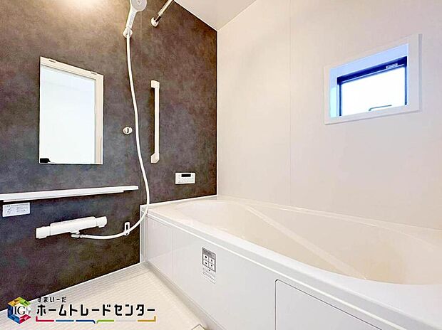 【浴室】お子様と一緒に入ってもゆったり寛げる1坪タイプのシステムバス。水をはじくのが早く乾きやすくカビの発生を防ぐドライ床＆標準仕様簡単ヘアキャッチャーも付いていますので一番最初に味わう【綺麗】を長く保てます