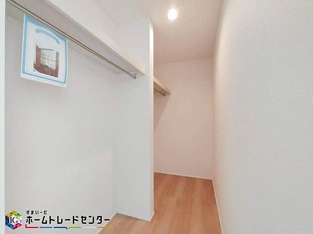 【ウォークインクローゼット】寝室にウォークインクローゼットをつけることによって衣服を1カ所にまとめて収納できたり、着替えがスムーズにできます。