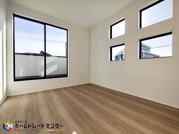 【リビング以外の居室】マンションと違い部屋数が多いのが戸建てのメリットです。ご家族が増えたことで手狭に感じていた住まいも戸建てでは各居室プライバシーを保つことができます。住まいにゆとりが生まれ心もリラックスできます♪