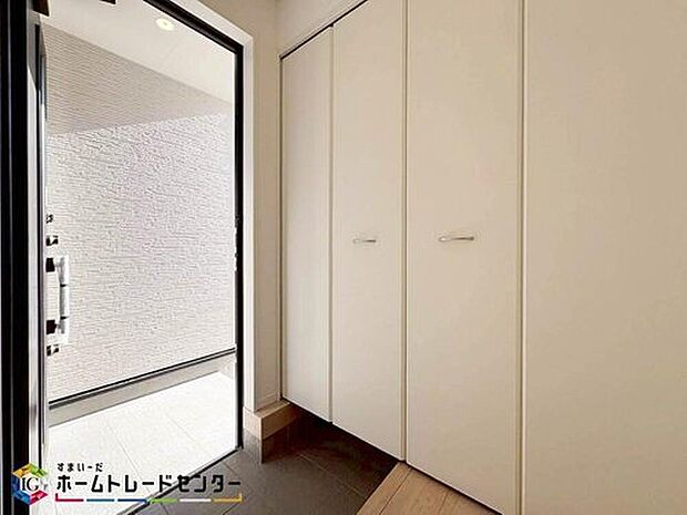 【玄関】壁を膨張色にすることで、玄関を開放的に見せることができます。ホワイトやオフホワイト、ベージュ、ライトグレーなど柔らかく広がりを感じられるような色を選ぶのがポイントです。