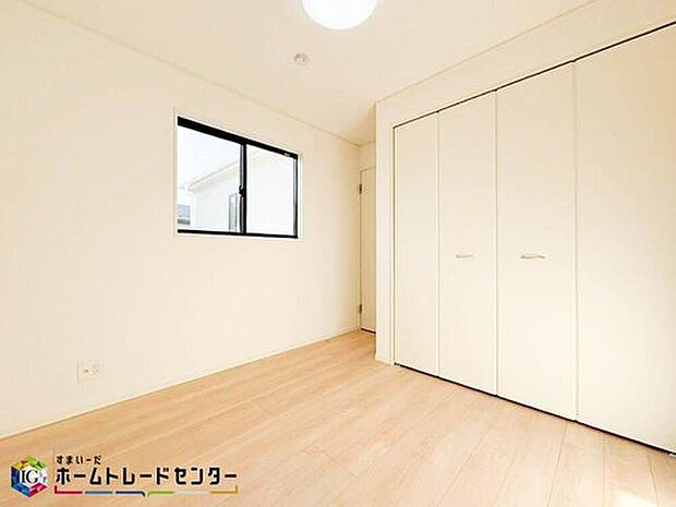 【リビング以外の居室】お子様の成長と共に必要になる子供部屋。勉強机・ベッドを配置しても十分な広さがあるのは戸建てならでは。お子様のお友達を招いたりプライバシーも確保できる子供部屋はお子様の自立心も芽生えます♪