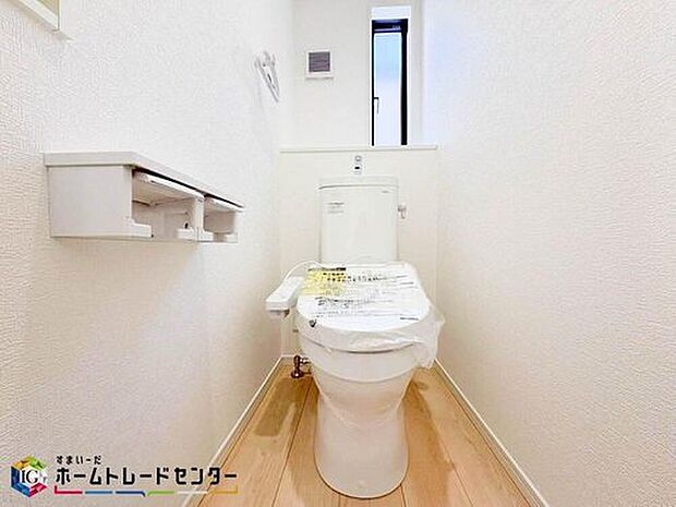 【トイレ】清潔感のあるスタイリッシュなシャワートイレ。トイレは家族が毎日使うプライベートな空間です。清潔であることはもちろん、使いやすく居心地のいいトイレにすることで快適に過ごすことができますね♪
