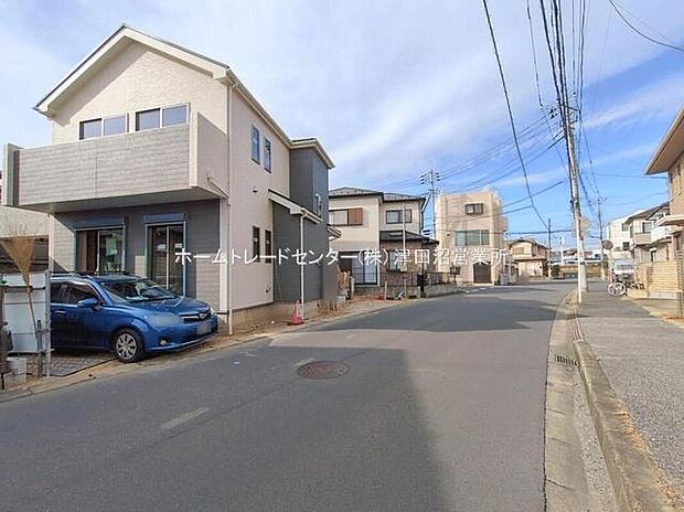 【前面道路含む現地写真】閑静な住宅地で子育て家族にピッタリ。毎日のお散歩も快適な緑に恵まれたエリアで、自然に包まれた穏やかな暮らしを実現するための、ゆとりある住環境が整っています。緑の潤いを感じながらホッと生活できそう。