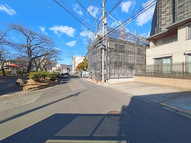 【前面道路含む現地写真】閑静な住宅地で子育て家族にピッタリ。毎日のお散歩も快適な緑に恵まれたエリアで、自然に包まれた穏やかな暮らしを実現するための、ゆとりある住環境が整っています。緑の潤いを感じながらホッと生活できそう。