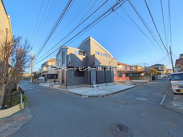 【前面道路含む現地写真】閑静な住宅地で子育て家族にピッタリ。毎日のお散歩も快適な緑に恵まれたエリアで、自然に包まれた穏やかな暮らしを実現するための、ゆとりある住環境が整っています。緑の潤いを感じながらホッと生活できそう。