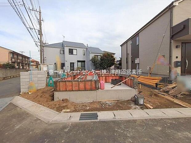 【前面道路含む現地写真】閑静な住宅地で子育て家族にピッタリ。毎日のお散歩も快適な緑に恵まれたエリアで、自然に包まれた穏やかな暮らしを実現するための、ゆとりある住環境が整っています。緑の潤いを感じながらホッと生活できそう。