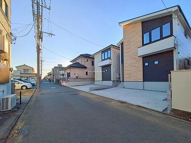 【前面道路含む現地写真】この風景が暮らしの一部に。毎日がイキイキと笑顔溢れる暮らしの始まりです♪ぜひ一度この見晴らしを体感してみませんか♪ご都合の良い時 自由に外観ご覧になれます。ご内見ご希望の際はぜひお気軽にご連絡下さい♪