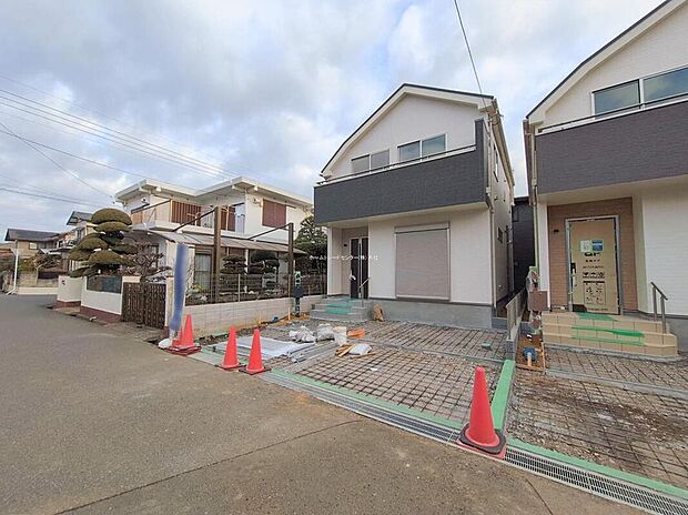 【前面道路含む現地写真】家族みんなが揃う場所だからこそ一番に陽当たりを考慮し明るくゆったりとくつろげる場所として設計しております。大切なお客様を迎えるリビングはいつも綺麗に保てるように♪収納もたくさんご用意しております♪