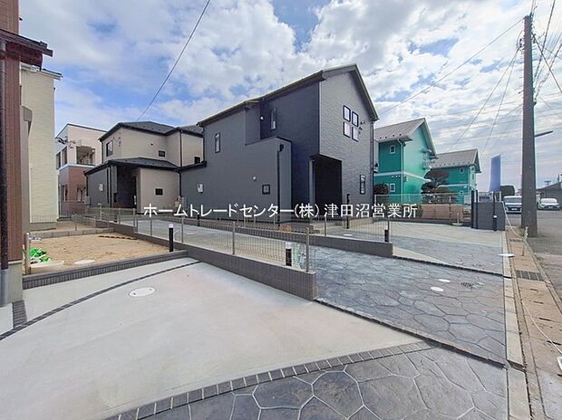 【前面道路含む現地写真】毎日のお散歩も快適な緑に恵まれた閑静な住宅地は、伸び伸びスローライフを叶えてくれます。自然豊富な季節の移ろいを身近に感じられる環境で子育てすれば、お子様もきっと素直に成長してくれるはずです!