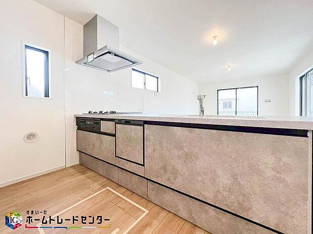 【キッチン】お洒落で清潔感のある対面キッチン♪対面式キッチンは家族との大事なコミュニケーションも取りやすく自然と会話が増えるような設計となっています。床下の収納スペースもちょっとした物を収納できるので嬉しい魅力♪