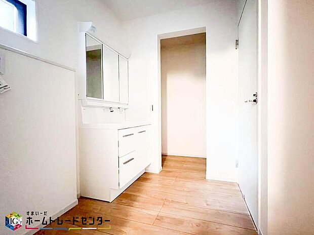 【洗面台・洗面所】三面鏡ならではの収納力、シャンプードレッサーならではの機能性、どちらも採用しております。汚れが落ちやすいすべり台ボウルは手入れもしやすく日々の生活を陰ながら支えてくれる仕様となっております。