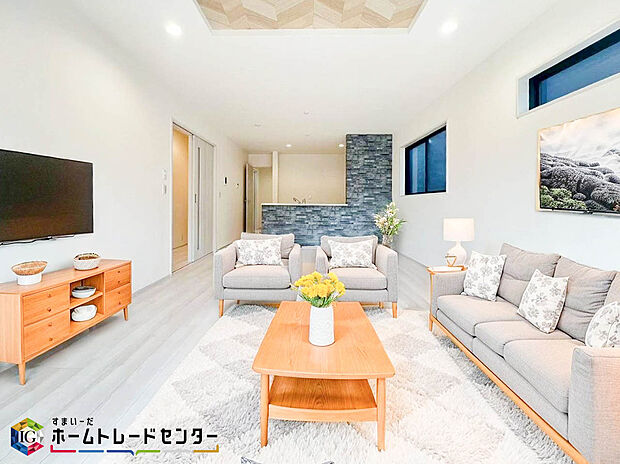 【リビング】家族みんなが揃う場所だからこそ一番に陽当たりを考慮し明るくゆったりとくつろげる場所として設計しております。※こちらはCGで画像生成したイメージ画像になります。家具などは付いておりません。