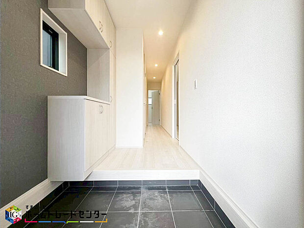 【玄関】下駄箱は可動棚タイプになっていますので、脚の長いブーツや長靴もたっぷり収納いただけます。いつも気持ちよくご家族をむかえられるよう、玄関下駄箱収納をフル活用してスッキリとした玄関を保ってください。