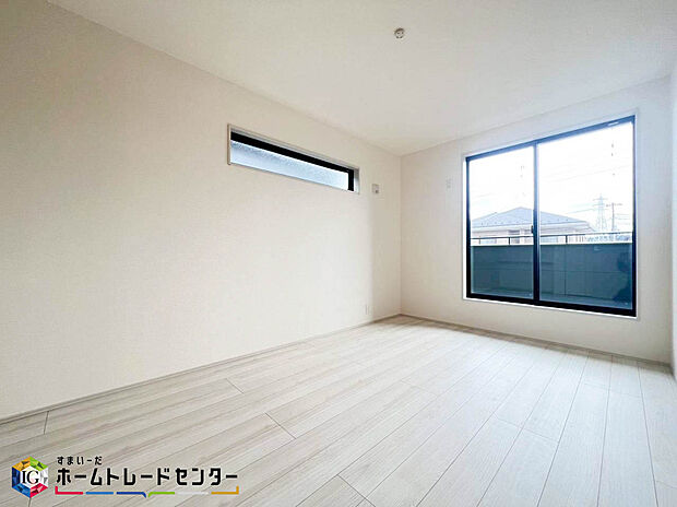 【2階洋室】お子様やご家族の人数により一人一部屋が叶う空間になります。戸建ては各部屋のプライバシーを十分に保つ事が可能です。またゲストルームとしてや在宅ワークのスペースとしてお部屋が多いと便利です。