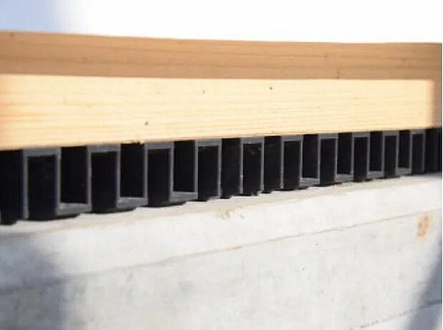 【【ロング基礎パッキン】】基礎パッキンを使用することで基礎の全周が換気口に早変わり。　コーナー部分もしっかり換気ができ床下をカラリと保つことがきます。　基礎と土台間に敷きこむことで、土台と基礎が直接触れるのを防ぎ、コンクリートから木部への水分移動もシャットアウトする効果があります。