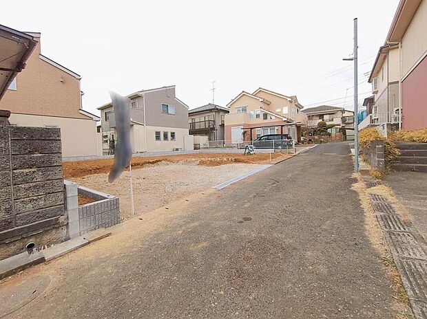 【前面道路含む現地写真】毎日のお散歩も快適な緑に恵まれた閑静な住宅地は、伸び伸びスローライフを叶えてくれます。自然豊富な季節の移ろいを身近に感じられる環境で子育てすれば、お子様もきっと素直に成長してくれるはずです!