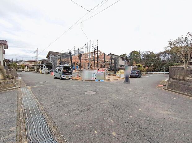 【前面道路含む現地写真】この風景が暮らしの一部に。毎日がイキイキと笑顔溢れる暮らしの始まりです♪ぜひ一度この見晴らしを体感してみませんか♪ご都合の良い時 自由に外観ご覧になれます。ご内見ご希望の際はぜひお気軽にご連絡下さい♪