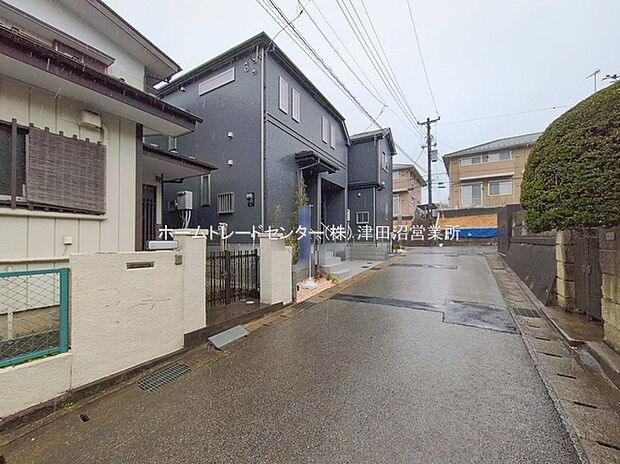 【前面道路含む現地写真】閑静な住宅地で子育て家族にピッタリ。毎日のお散歩も快適な緑に恵まれたエリアで、自然に包まれた穏やかな暮らしを実現するための、ゆとりある住環境が整っています。緑の潤いを感じながらホッと生活できそう。