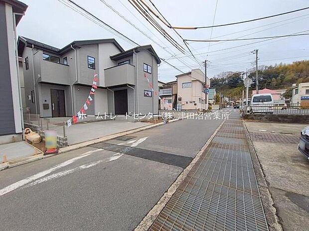 【前面道路含む現地写真】閑静な住宅地で子育て家族にピッタリ。毎日のお散歩も快適な緑に恵まれたエリアで、自然に包まれた穏やかな暮らしを実現するための、ゆとりある住環境が整っています。緑の潤いを感じながらホッと生活できそう。