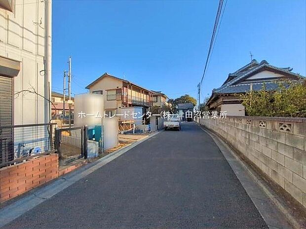 【前面道路含む現地写真】閑静な住宅地で子育て家族にピッタリ。毎日のお散歩も快適な緑に恵まれたエリアで、自然に包まれた穏やかな暮らしを実現するための、ゆとりある住環境が整っています。緑の潤いを感じながらホッと生活できそう。