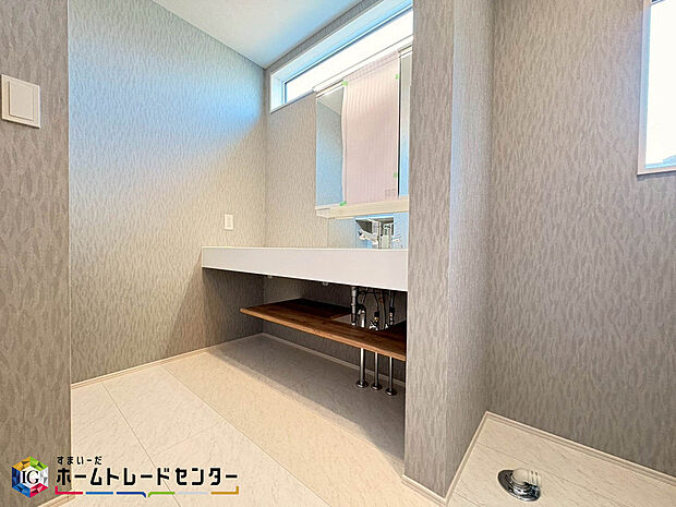 【洗面所】朝の忙しい時間の短縮に役立つシャワーヘッド付♪洗面ボウルのお掃除のときに全体的を洗い流せる便利さや、小さなお子様の手洗いにもホースを伸ばせてとても便利です♪