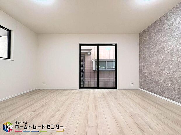 【リビング】広々としたリビングは南側に設けた掃き出し窓からたくさんの陽光を取り入れてくれます。家族が集まる空間ですからやはり明るさと、暖かさは大切です。広さがありますので家具の配置に悩まなくて済むのも良いです。