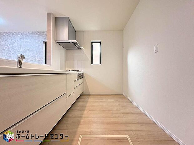 【キッチン】明るい自然光が入る作業スペースを多くとった壁付けキッチン採用。ご夫婦やお子様と揃ってキッチンに立っても調理がしやすく、家事をしながら会話も弾みます。食器類もすっきりと片付く収納力。