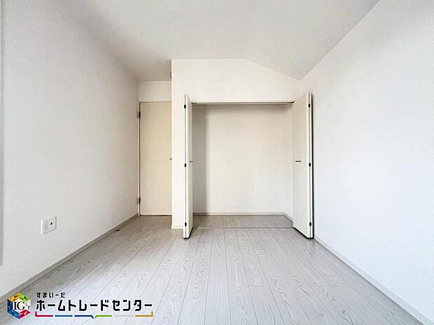 【リビング以外の居室】お子様の成長と共に必要になる子供部屋。勉強机・ベッドを配置しても十分な広さがあるのは戸建てならでは。お子様のお友達を招いたりプライバシーも確保できる子供部屋はお子様の自立心も芽生えます♪