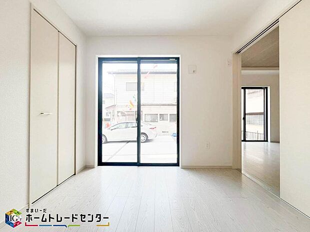 【リビング以外の居室】リビング横にある洋室は魅力的♪家族が増えた時の為に部屋数も確保しておきたい。そんな欲張りなニーズに応える間取りとして人気なのが、リビングからつながるスペースを引き戸で仕切った間取りです♪