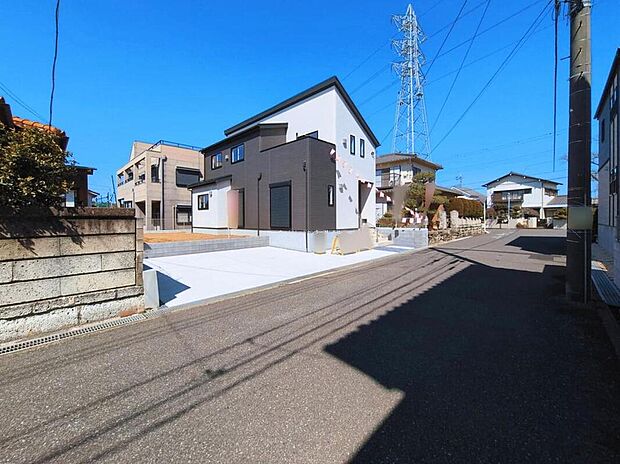 【前面道路含む現地写真】家族みんなが揃う場所だからこそ一番に陽当たりを考慮し明るくゆったりとくつろげる場所として設計しております。