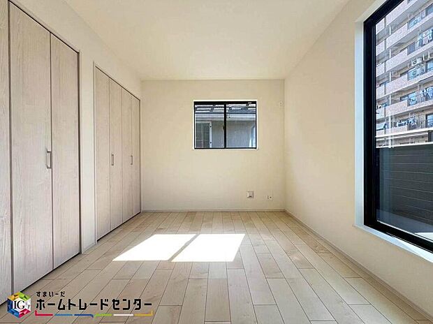 【リビング以外の居室】お子様やご家族の人数により一人一部屋が叶う空間になります。戸建ては各部屋のプライバシーを十分に保つ事が可能です。またゲストルームとしてや在宅ワークのスペースとしてお部屋が多いと便利です。